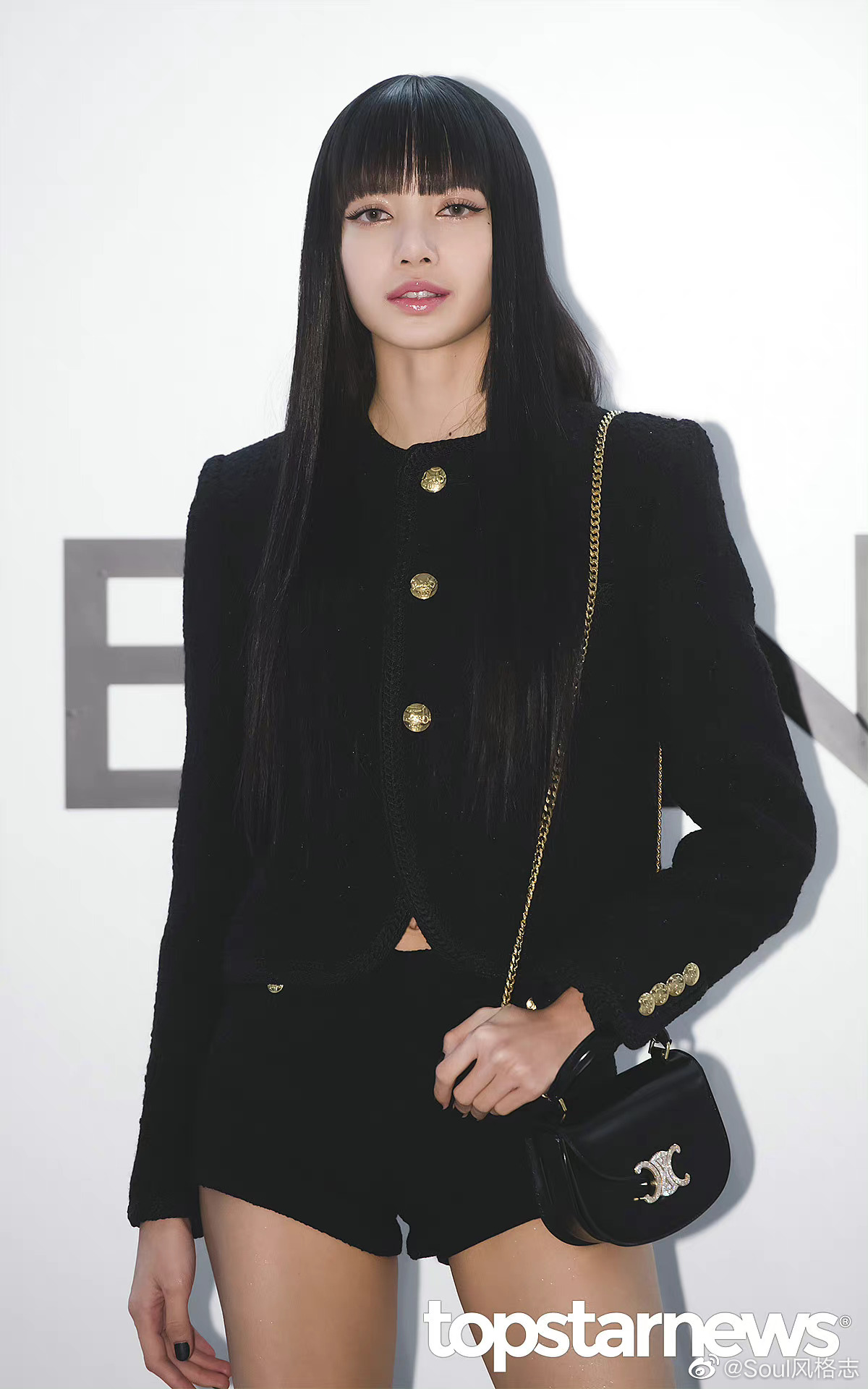 lisa x celine今日活动图 "长腿"莎的笑容太治愈了!