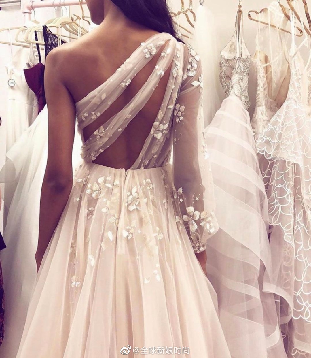 美丽的婚纱后背照