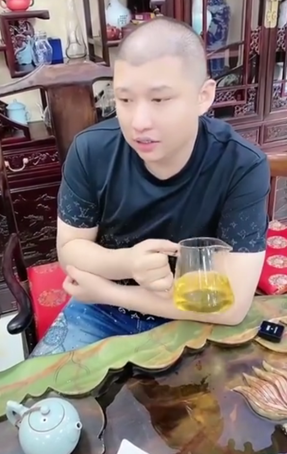 辛巴之后网红二驴被指带货山寨机曾喊王海爸爸求放过