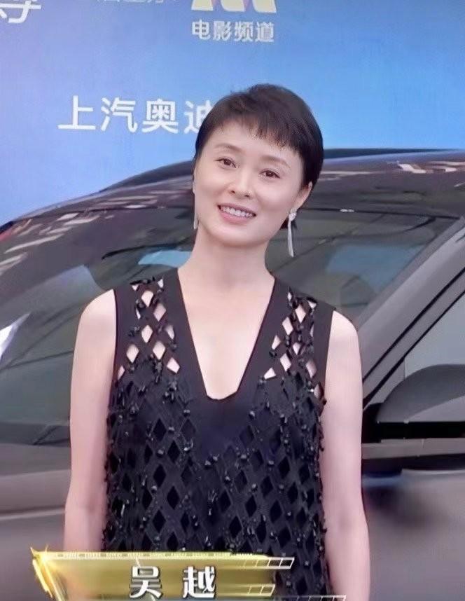 吴越自然变老有多美，皱纹明显身材也臃肿，但气质却很迷人休闲区蓝鸢梦想 - Www.slyday.coM