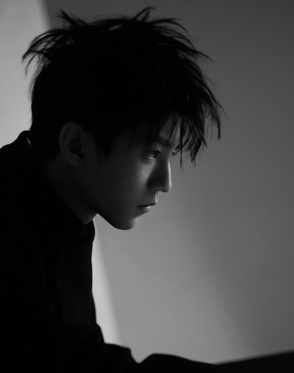 王俊凯工作室最新花絮大片,黑白画面,英气侧颜,太绝了~_高清图集_新浪