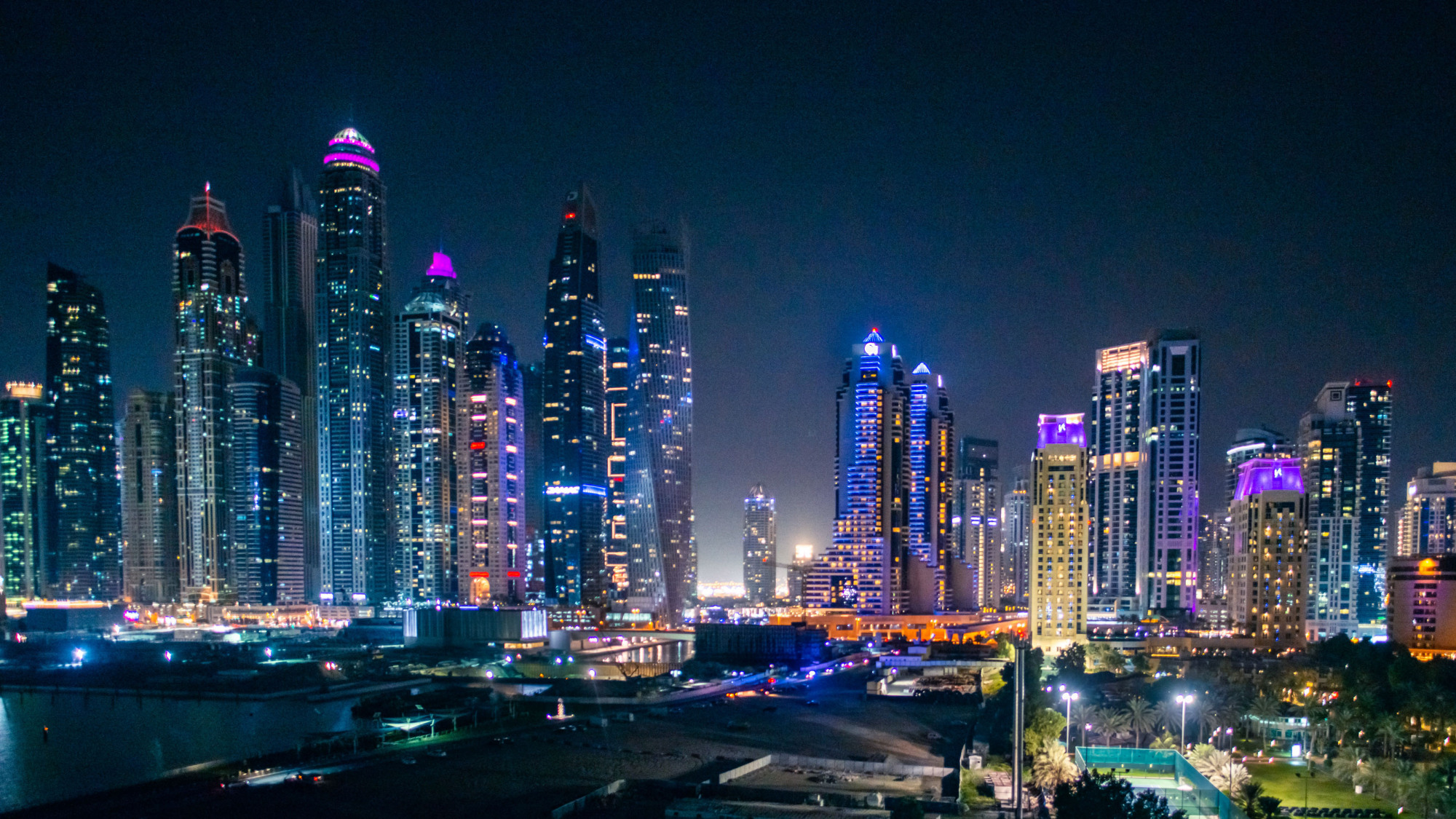 人就可以开始边欣赏迪拜夜景边享用晚宴啦～此时的迪拜已经华灯初上