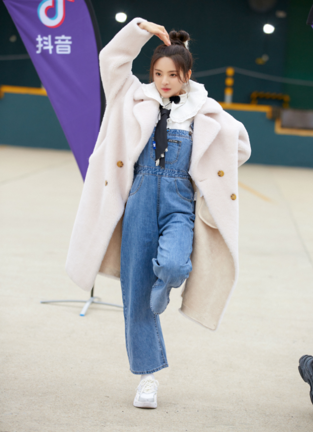 毛衣下面别再下衣失踪了!看杨超越是怎么穿的,这才是21年的潮流