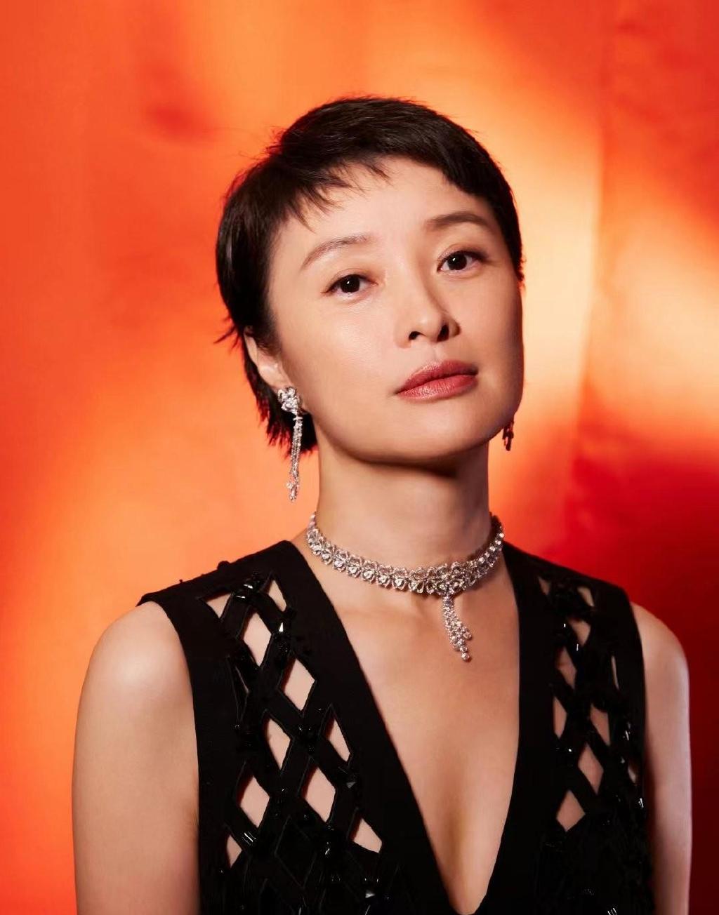 吴越自然变老有多美，皱纹明显身材也臃肿，但气质却很迷人休闲区蓝鸢梦想 - Www.slyday.coM