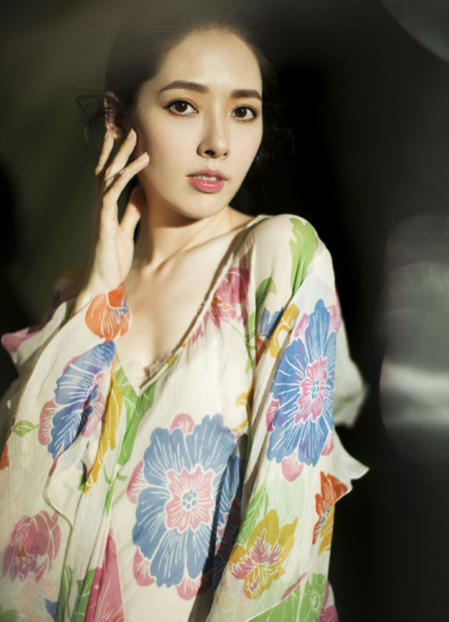 郭碧婷罕见复出营业产后身材明显丰腴越来越像小向太