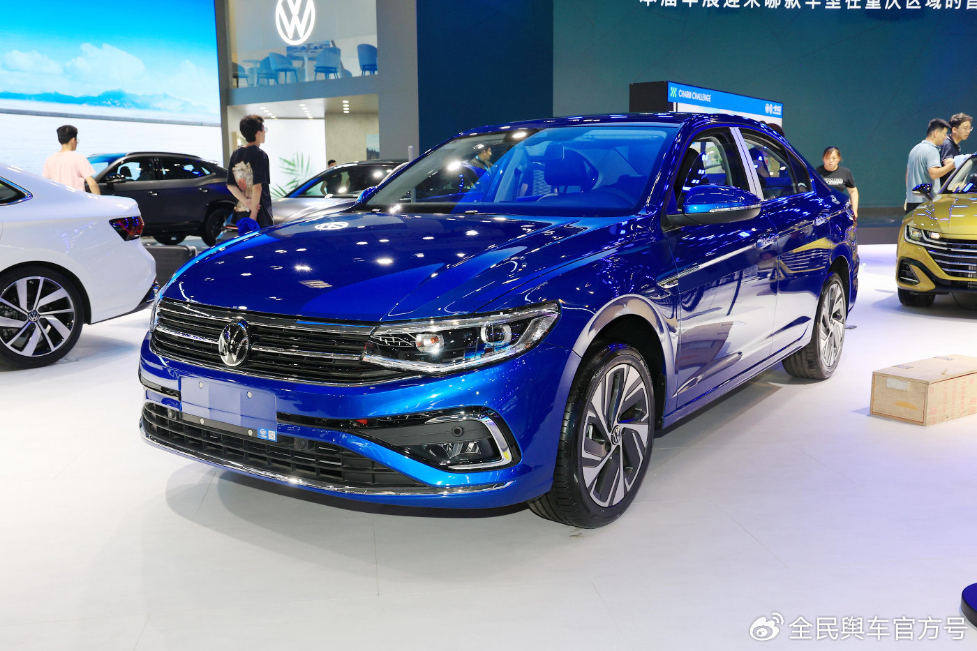 随着国产新能源的快速崛起,大众宝来在面对日产轩逸,丰田卡罗拉(配置