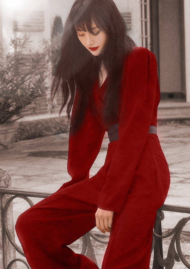 酒红色的服饰是郑爽很少尝试的,但是当她穿上了酒红色的连体裤之后