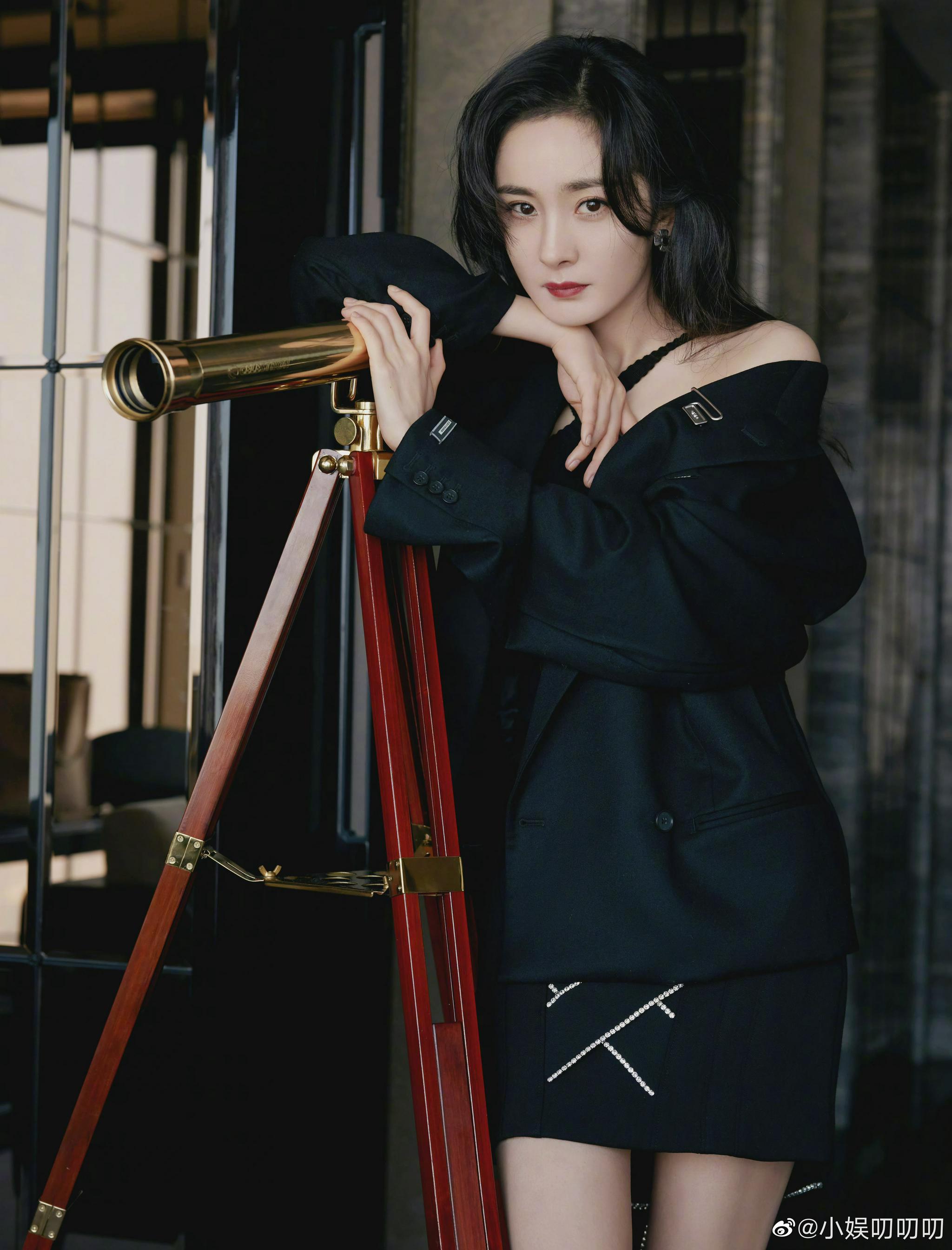 杨幂今日lookallblack酷飒时髦又不失温暖新鲜的大幂幂