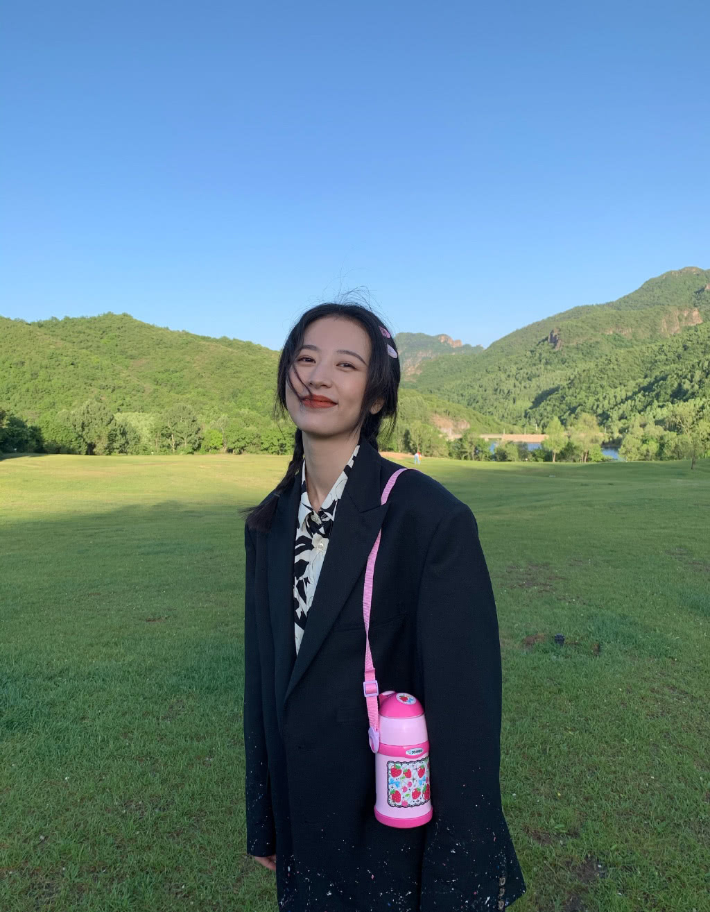 周雨彤也太俏皮了,扎双马尾穿黑色吊带裙,这模样尽显古灵精怪