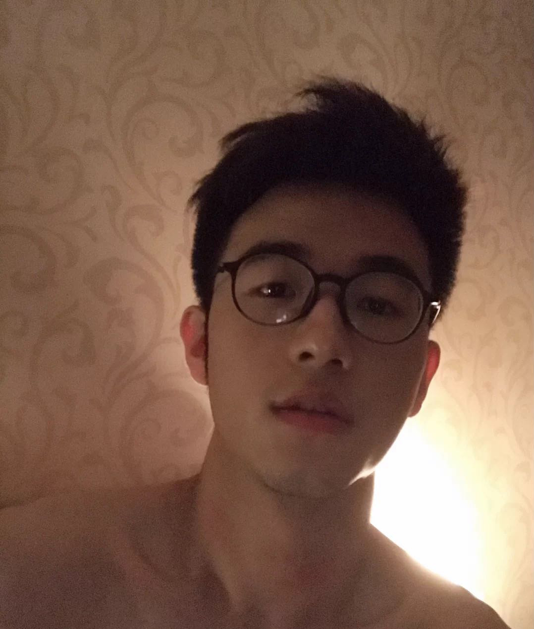 有微笑唇的男生.这个笑容太治愈了