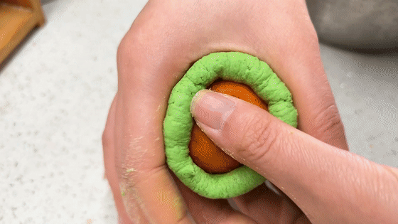 外皮干裂拿起来也不会太粘手,青团就可以开吃了吃不完的可以用保鲜