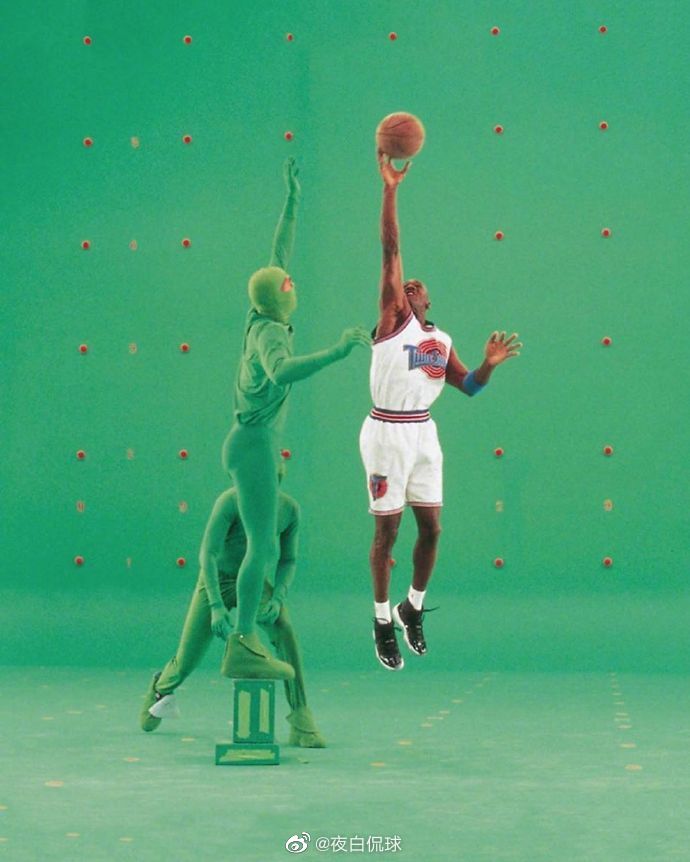 乔丹在拍摄《空中大灌篮》时的照片! 你还记着这些画面吗