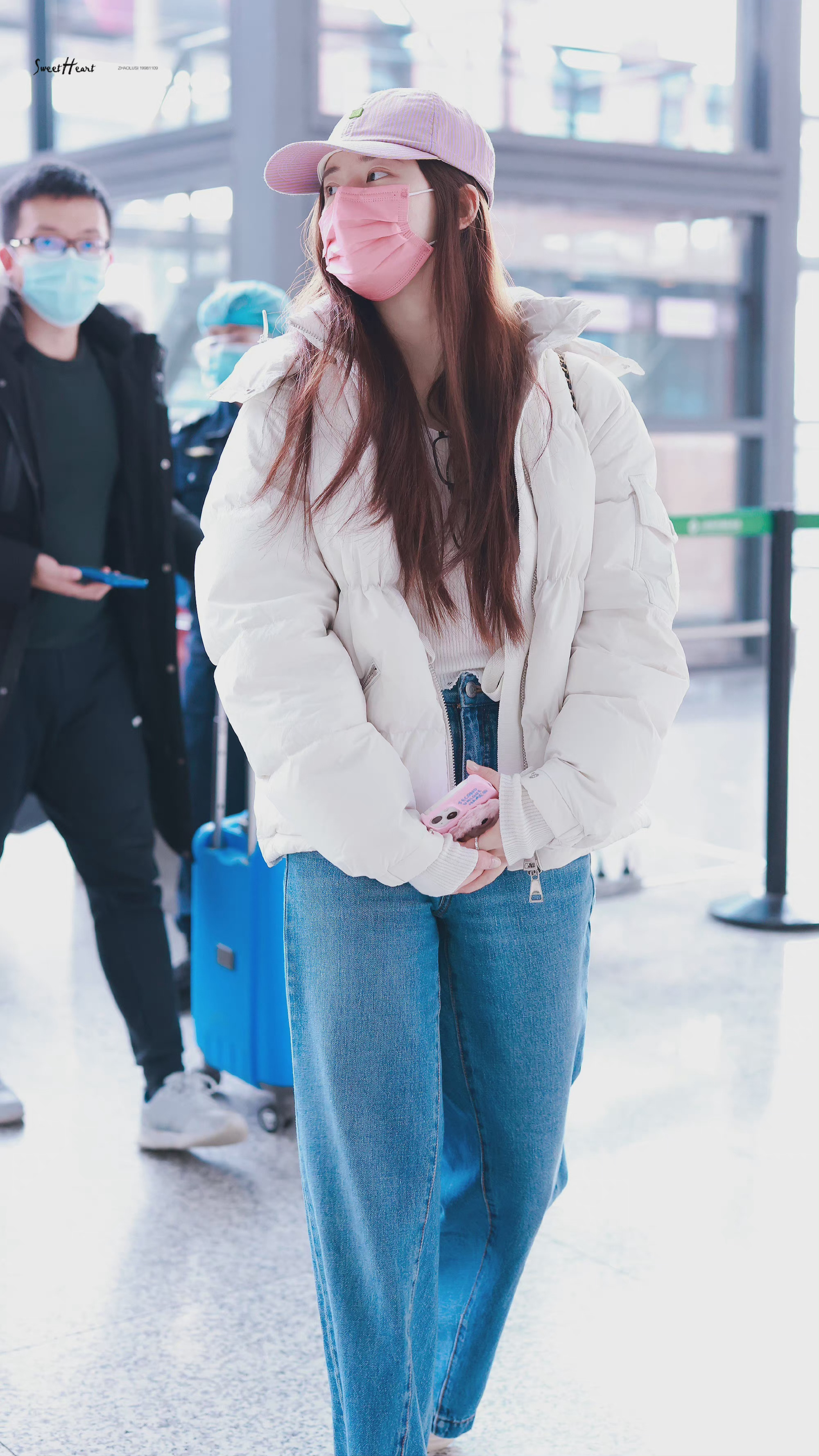 赵露思今日份机场饭拍图