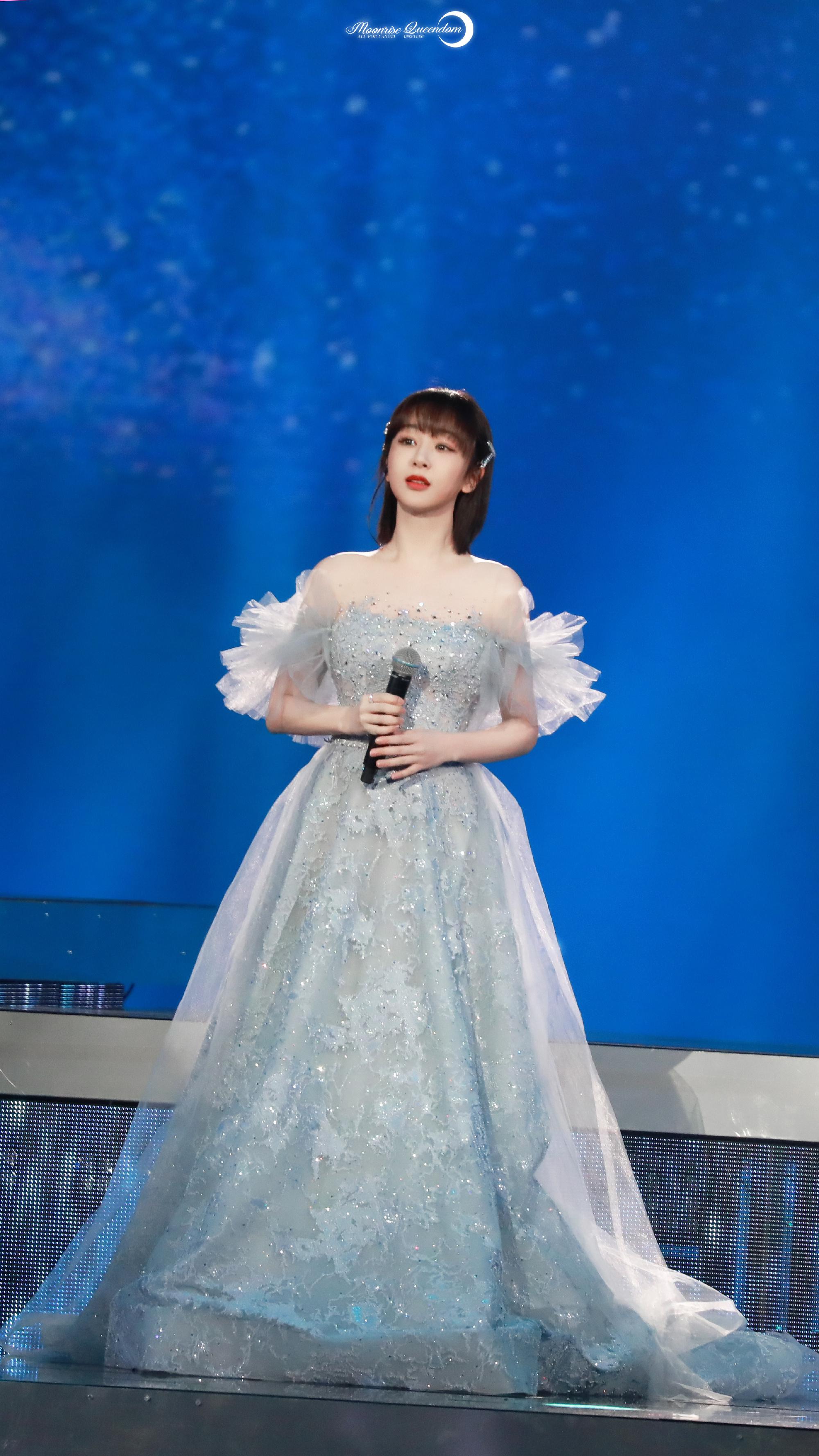 杨紫雾蓝长裙亮相东方卫视跨年连唱四首歌愿望是拍好戏