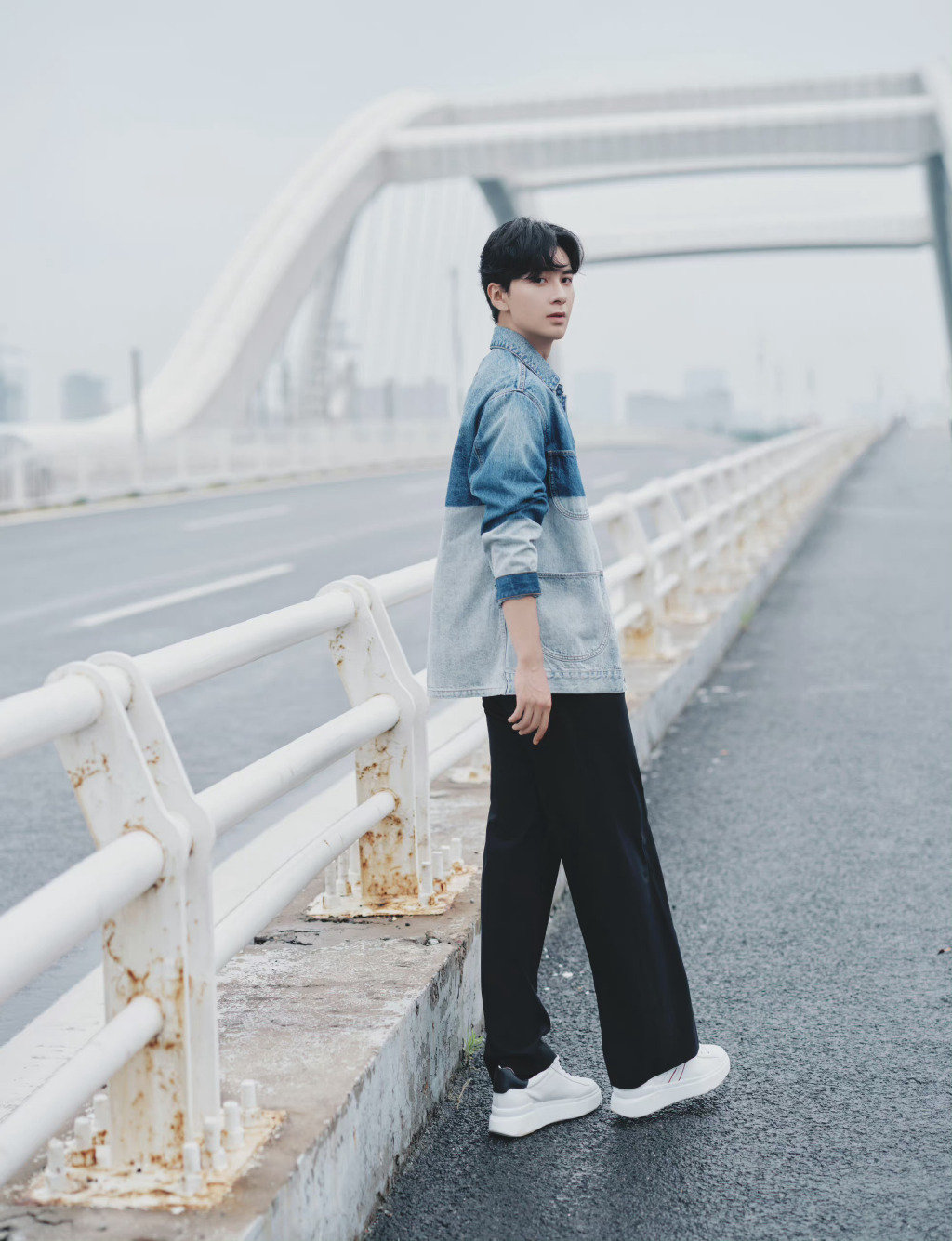 陈星旭身穿渐变牛仔外套内搭白t搭配黑色阔腿西装裤