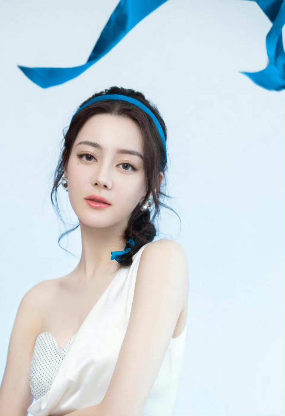 迪丽热巴最新活动造型 白色开衩长裙,麻花辫 好美 很难不心动__财经