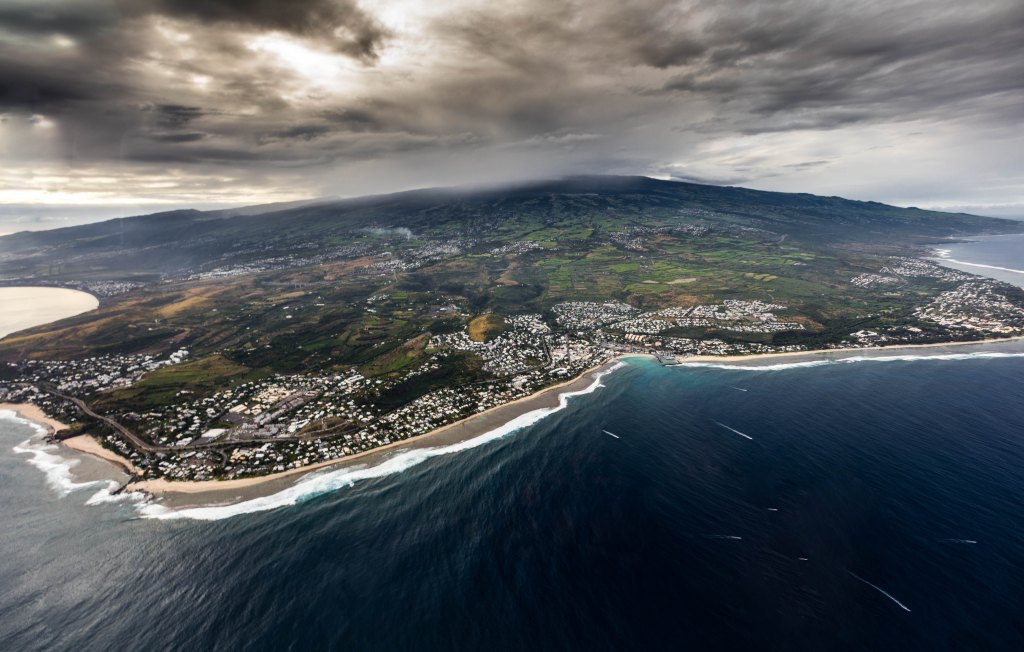 留尼汪岛是西南印度洋马斯克林群岛中的一个火山岛