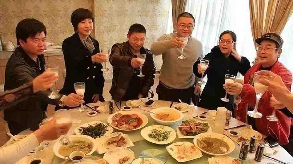 酒桌上,该如何敬酒,才能够让在场的人都满意呢?2句话教你摆平|同事|其实|小编|长辈们|敬酒词_新浪新闻