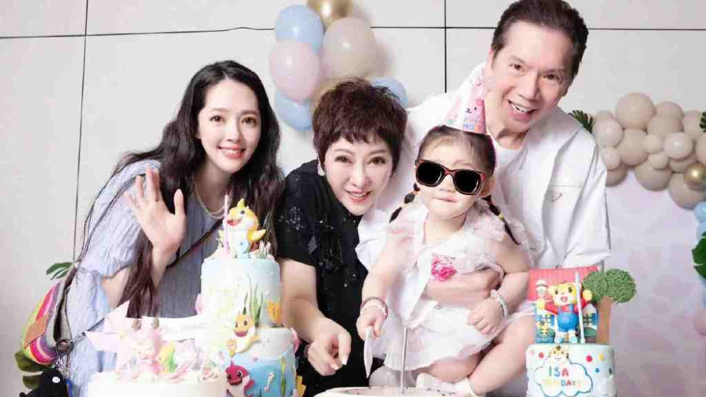 向太发文为孙女庆生，孙子也曝光长相酷似向佐，郭碧婷心情大好|陈岚（向太）|向华强|儿子|女儿|老婆_新浪新闻