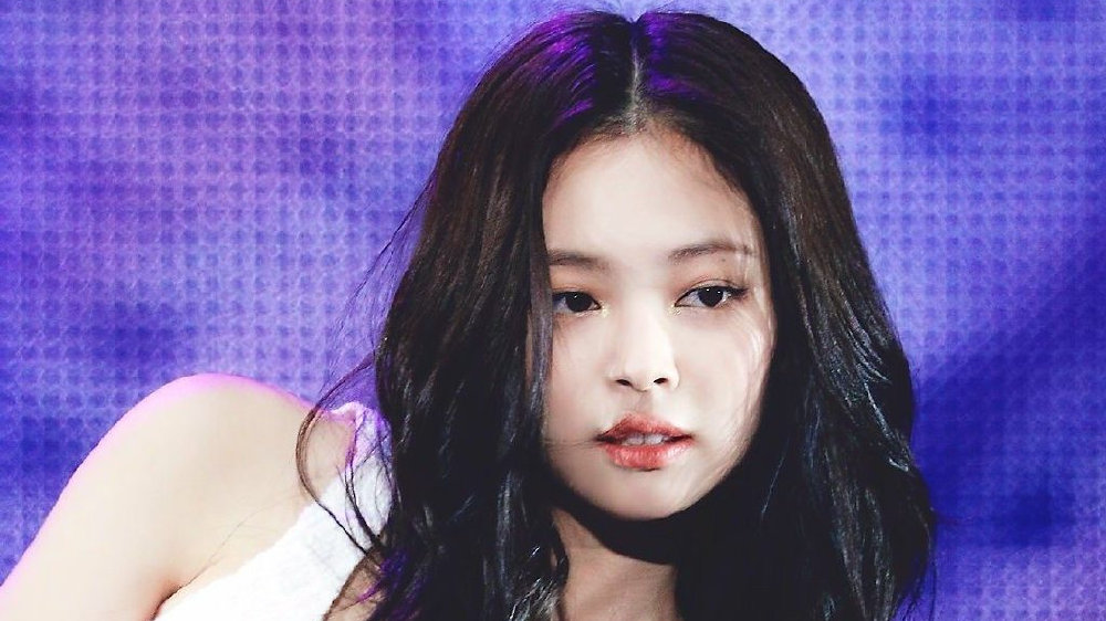 BLACKPINK成员Jennie,在香港演唱会舞台划水,粉丝拉队友共沉沦|blackpink|jennie|表演|欧美|铁人_新浪新闻