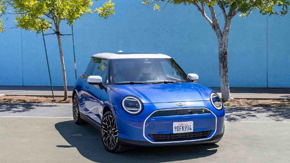 向初代mini致敬,新一代MINI COOPER内饰图曝光-新浪汽车