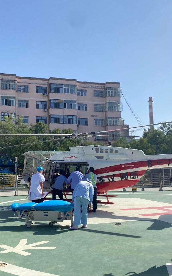 男子摔倒被木棍刺穿喉咙 被用直升机送医 航空公司：救援免费 每小时费用3.5万公司承担休闲区蓝鸢梦想 - Www.slyday.coM