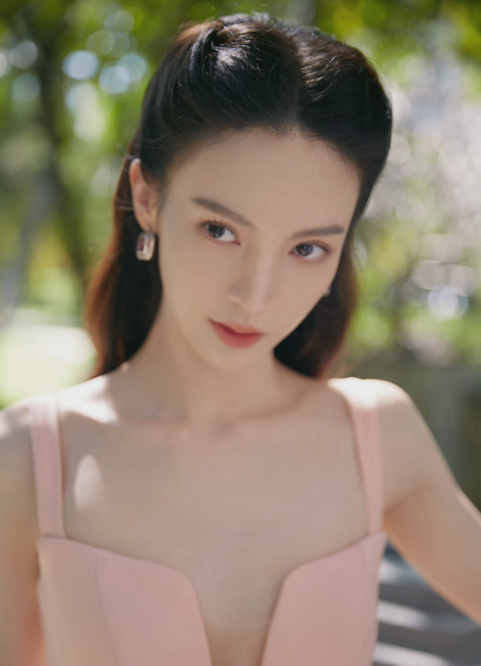 金晨一袭柔粉长裙超有气质