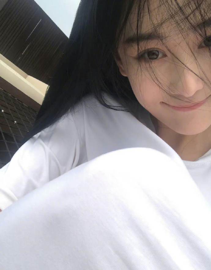 张馨予晒童年旧照好清纯啊不愧是美女