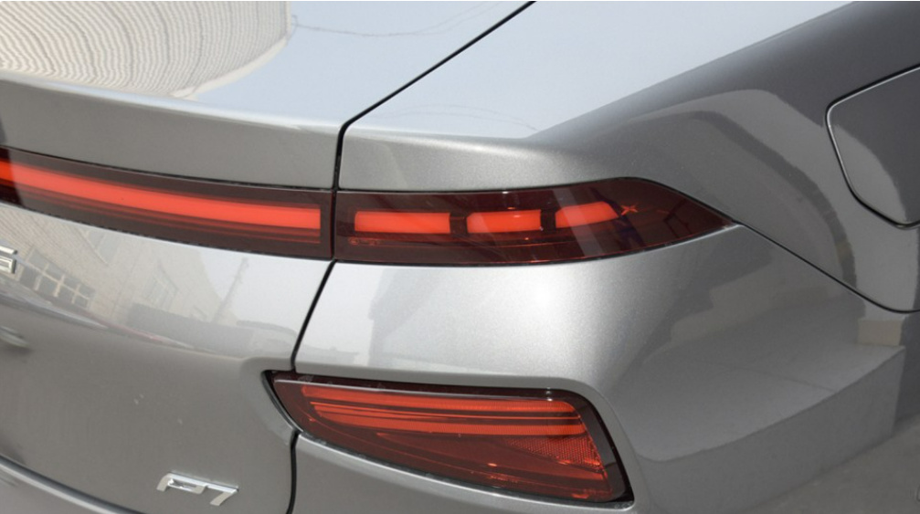 欧美风遇到中国风，极星2对比小鹏P7，谁才是年轻人的菜？