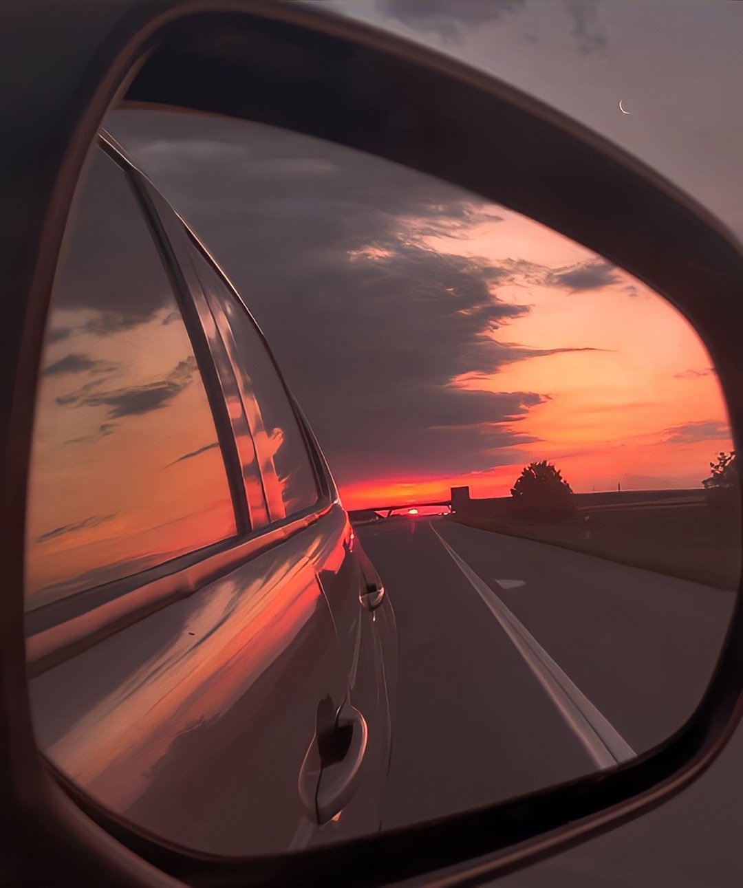 后视镜里的黄昏日落时