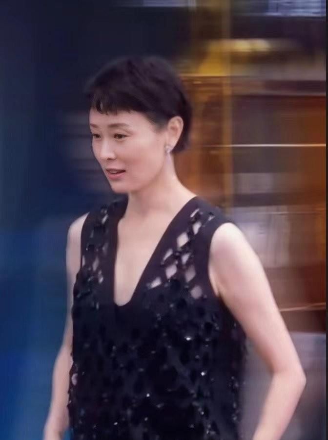 吴越自然变老有多美，皱纹明显身材也臃肿，但气质却很迷人休闲区蓝鸢梦想 - Www.slyday.coM