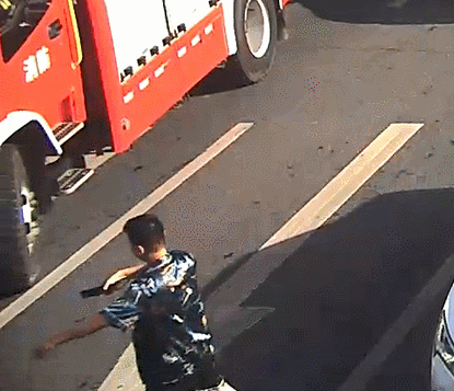 “拖鞋睡衣哥”，找到了！他的真实身份竟是……休闲区蓝鸢梦想 - Www.slyday.coM