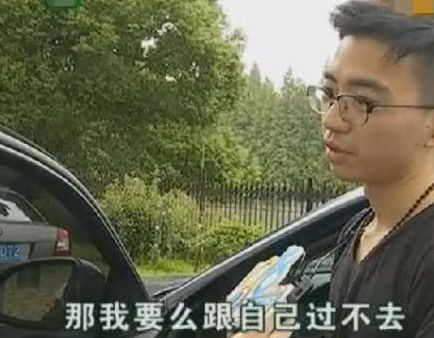 宝马车内拍死一只蚊子，损失8千多，男子：我像大力士吗？休闲区蓝鸢梦想 - Www.slyday.coM