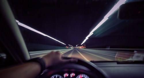 夜间开车的5个驾驶技巧,夜间行车更加安全-新浪汽车