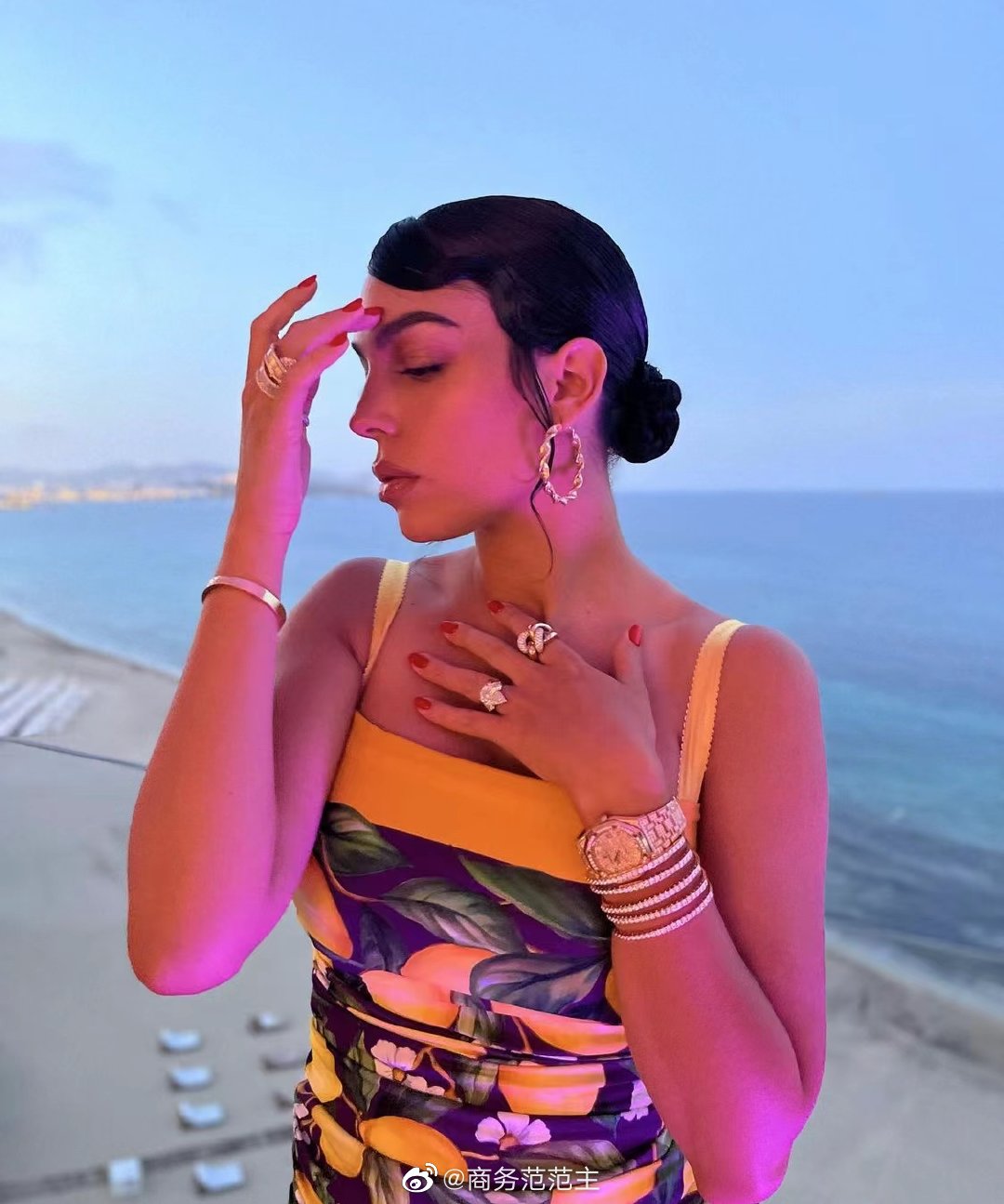 c罗女友乔治娜最近频繁晒自拍……__财经头条