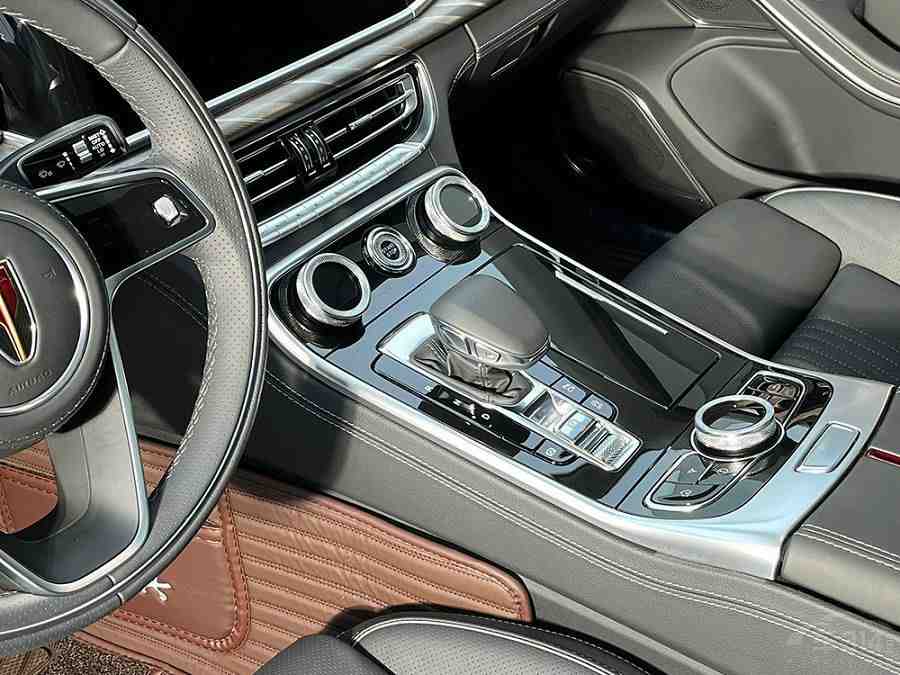 中德中大型豪华旗舰大对决：红旗H9对比奔驰E级谁更有优势