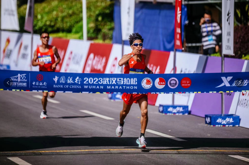 石嘴山籍运动员何杰夺得2023武汉马拉松冠军|马拉松|何杰|石嘴山_新浪新闻