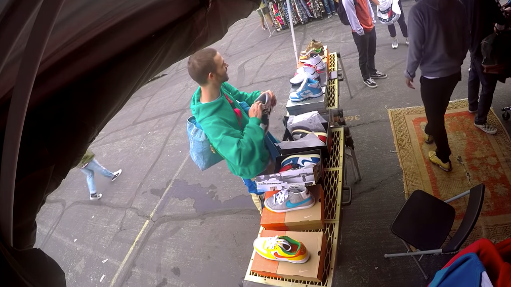 潮流圈早已盛行的"摆摊文化",是品牌"名利场"还是卖鞋赚 40 万刀