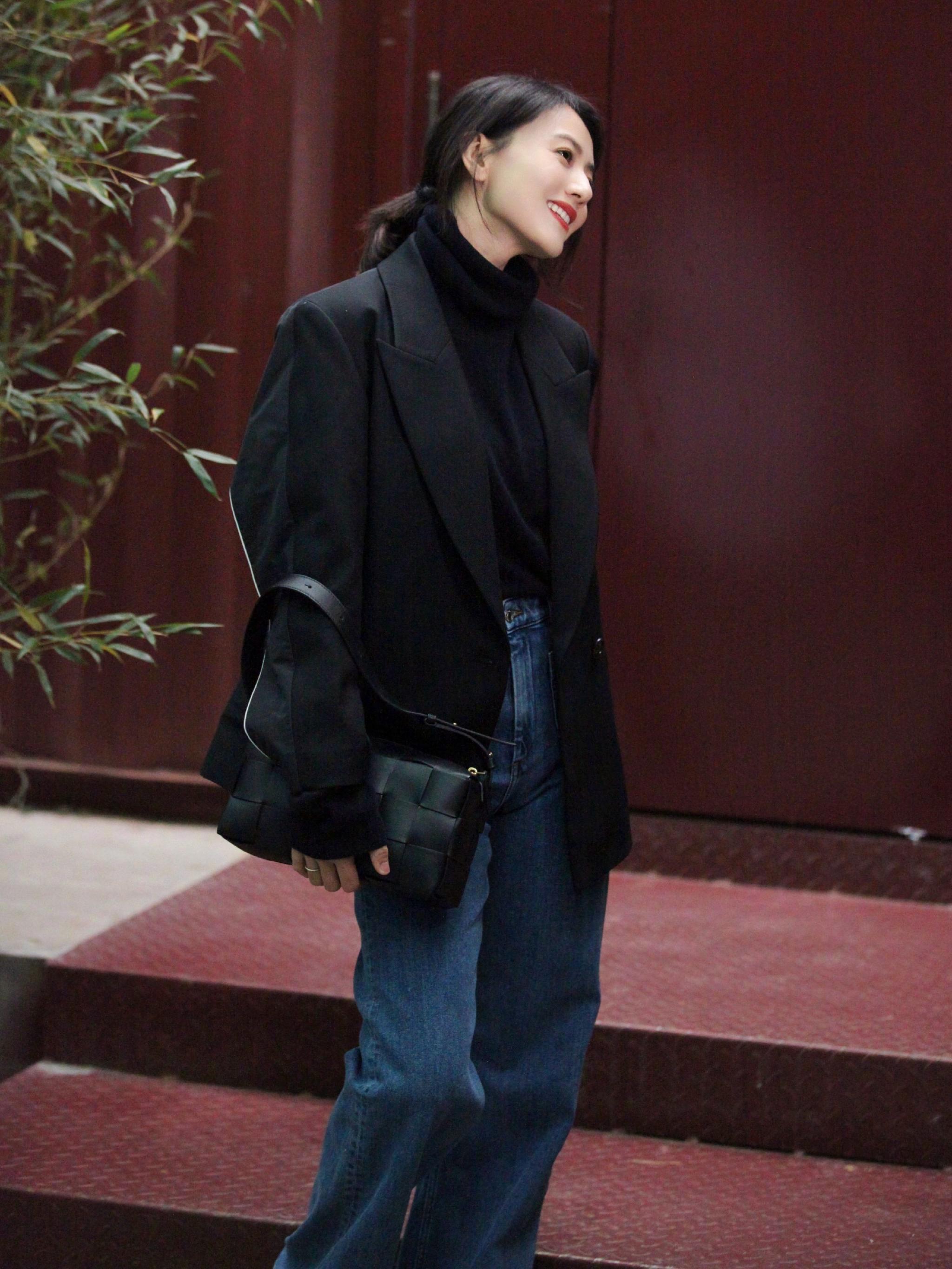 高圆圆今日look西装上衣搭配牛仔裤or半身裙