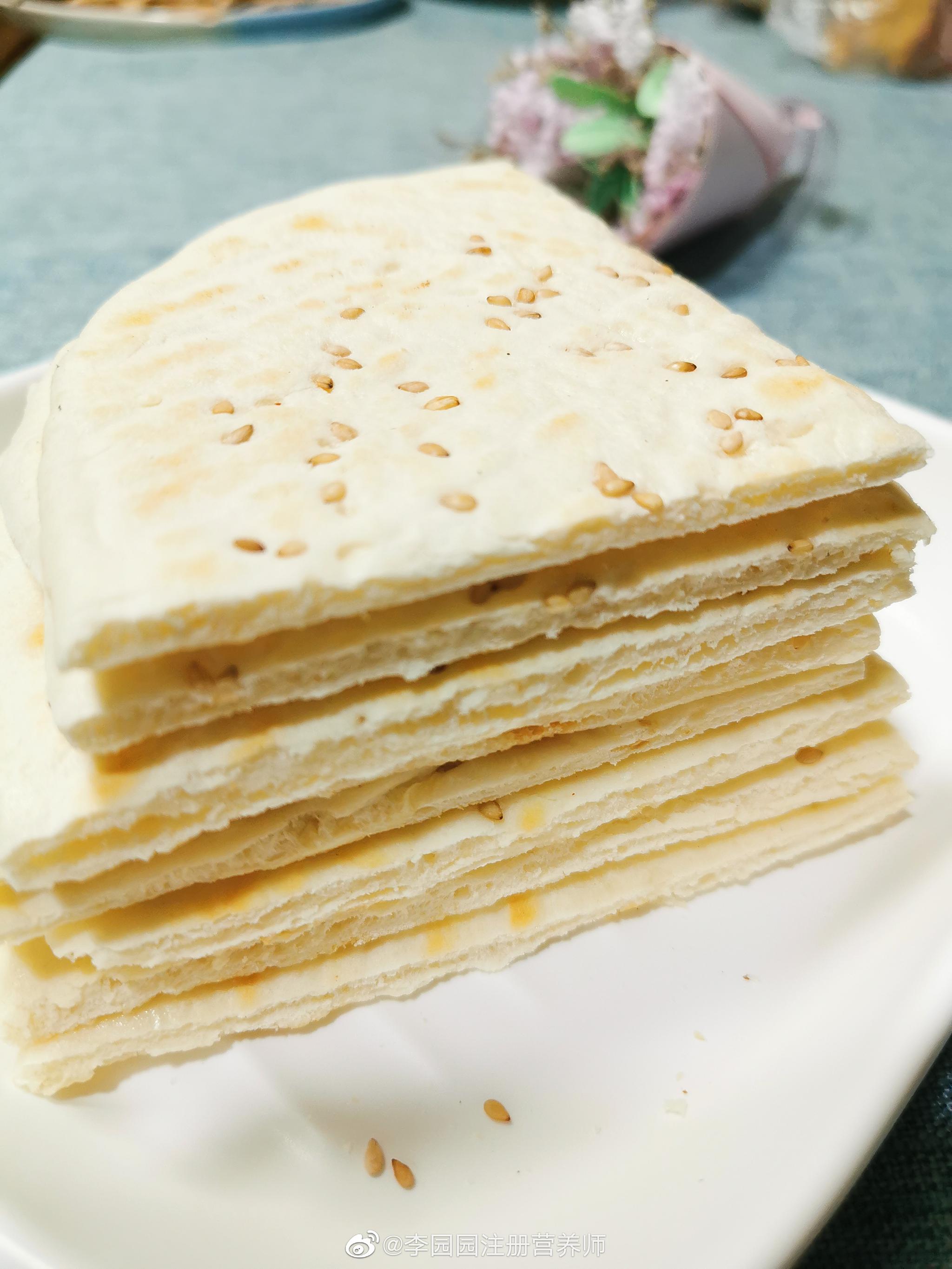 烙芝麻饼,放了奶粉但是没加粗面.瑞儿很喜欢吃这种烙的发面饼