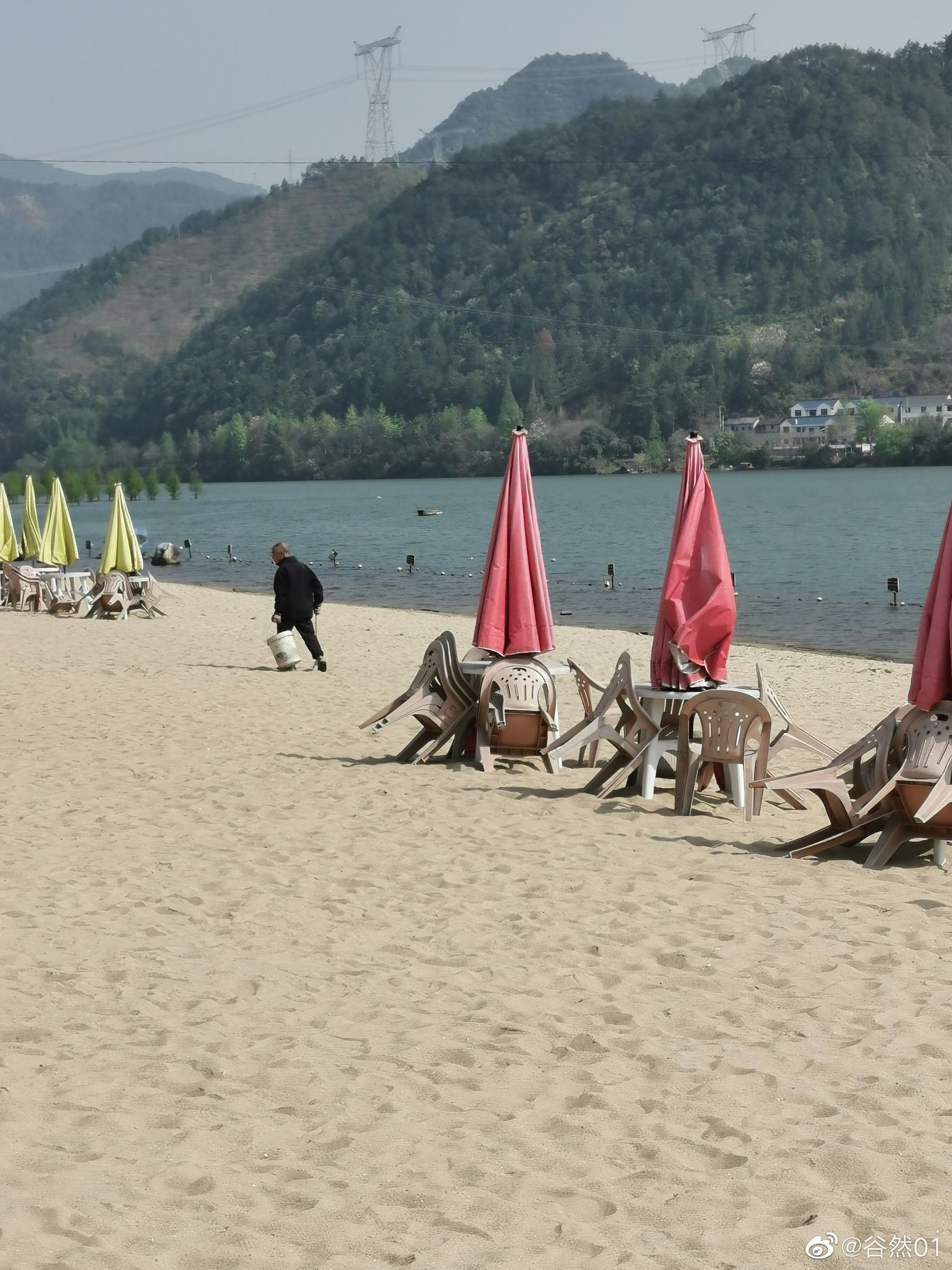 丽水长汀沙滩,水很清澈,还有小鱼,还可以捡点各类形状石头