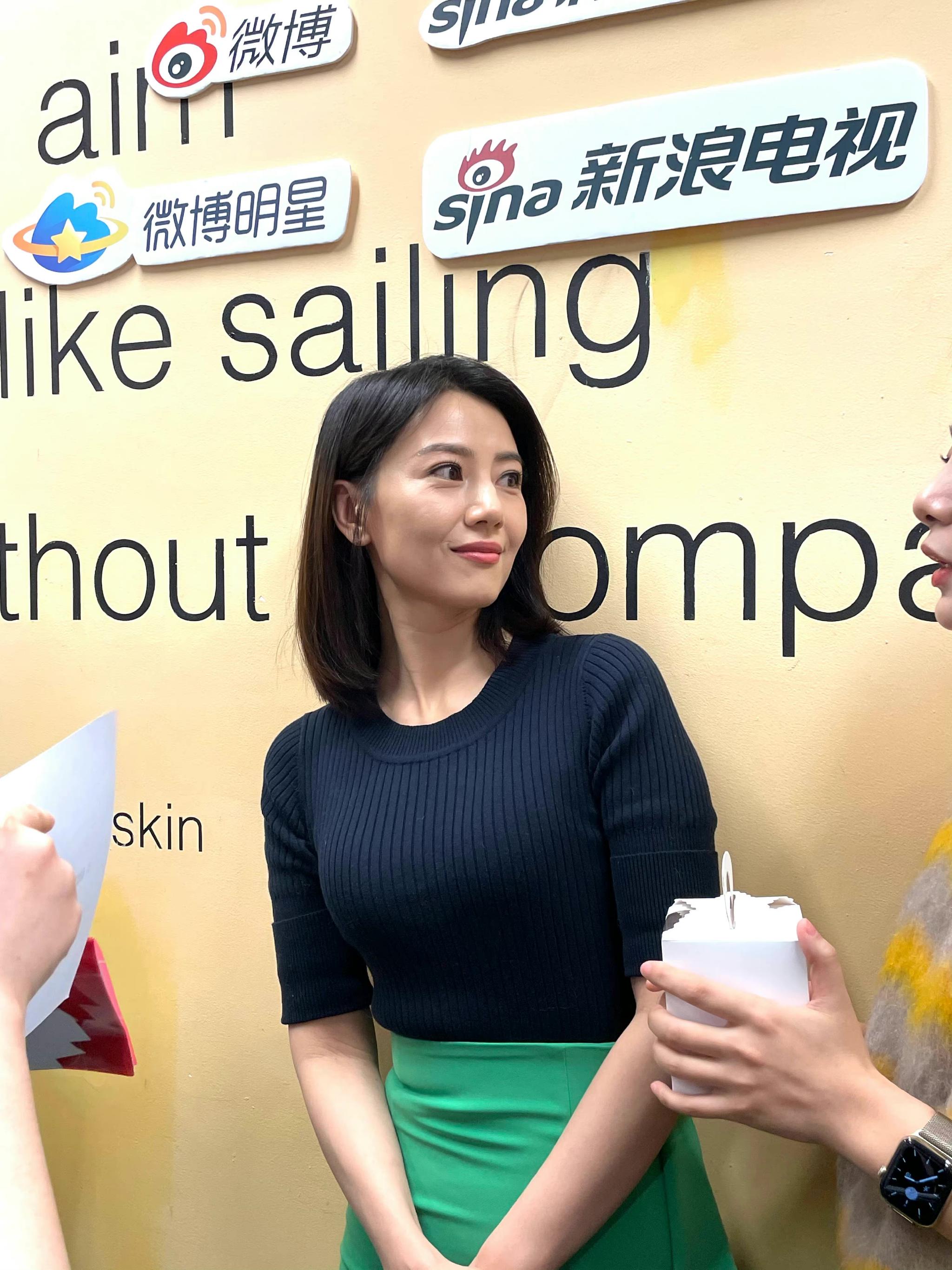 新浪直播镜头下的高圆圆状态好棒