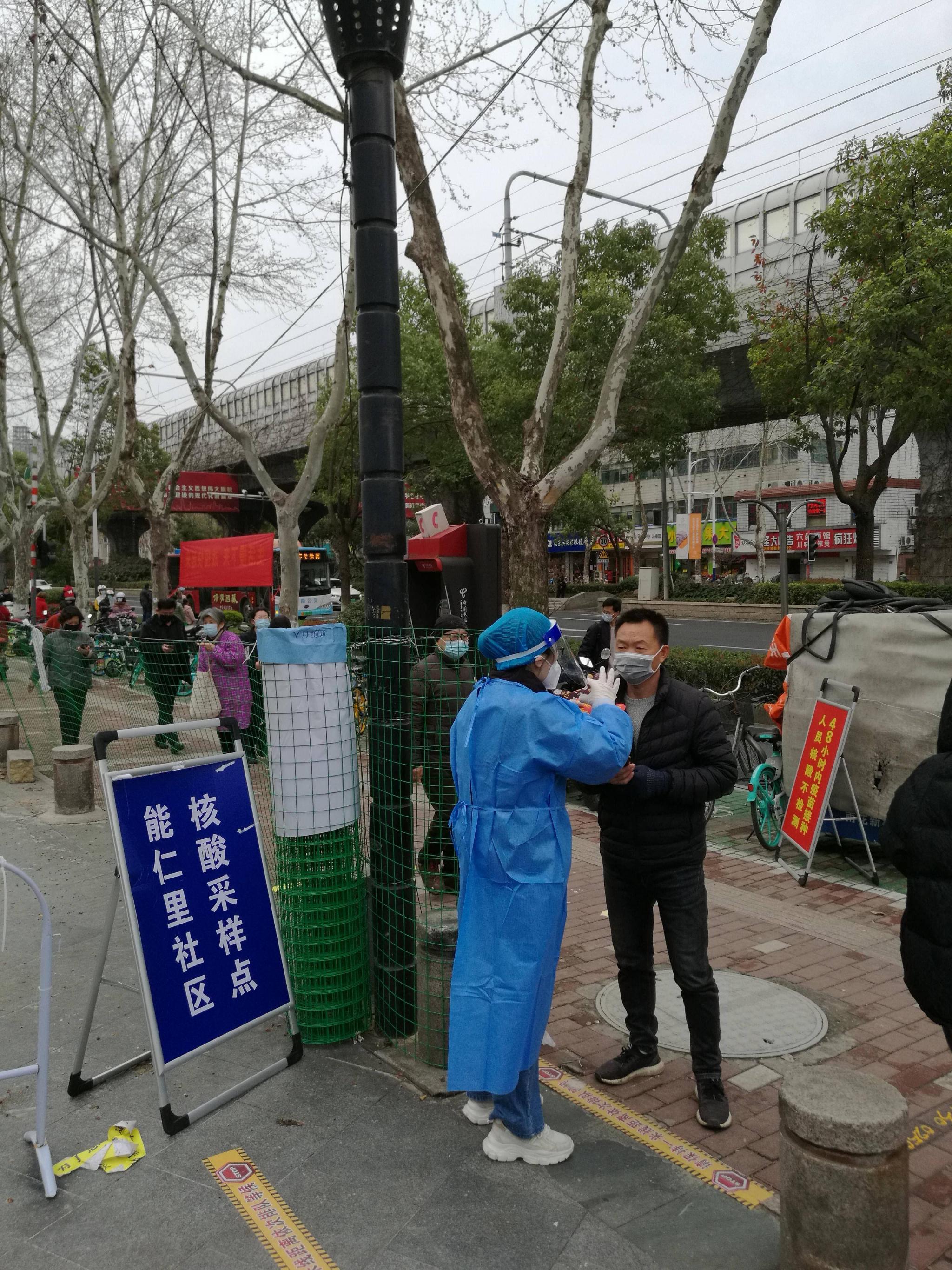 到街道社区去群防群控南京雨花台区检察院志愿者们这样参与防疫