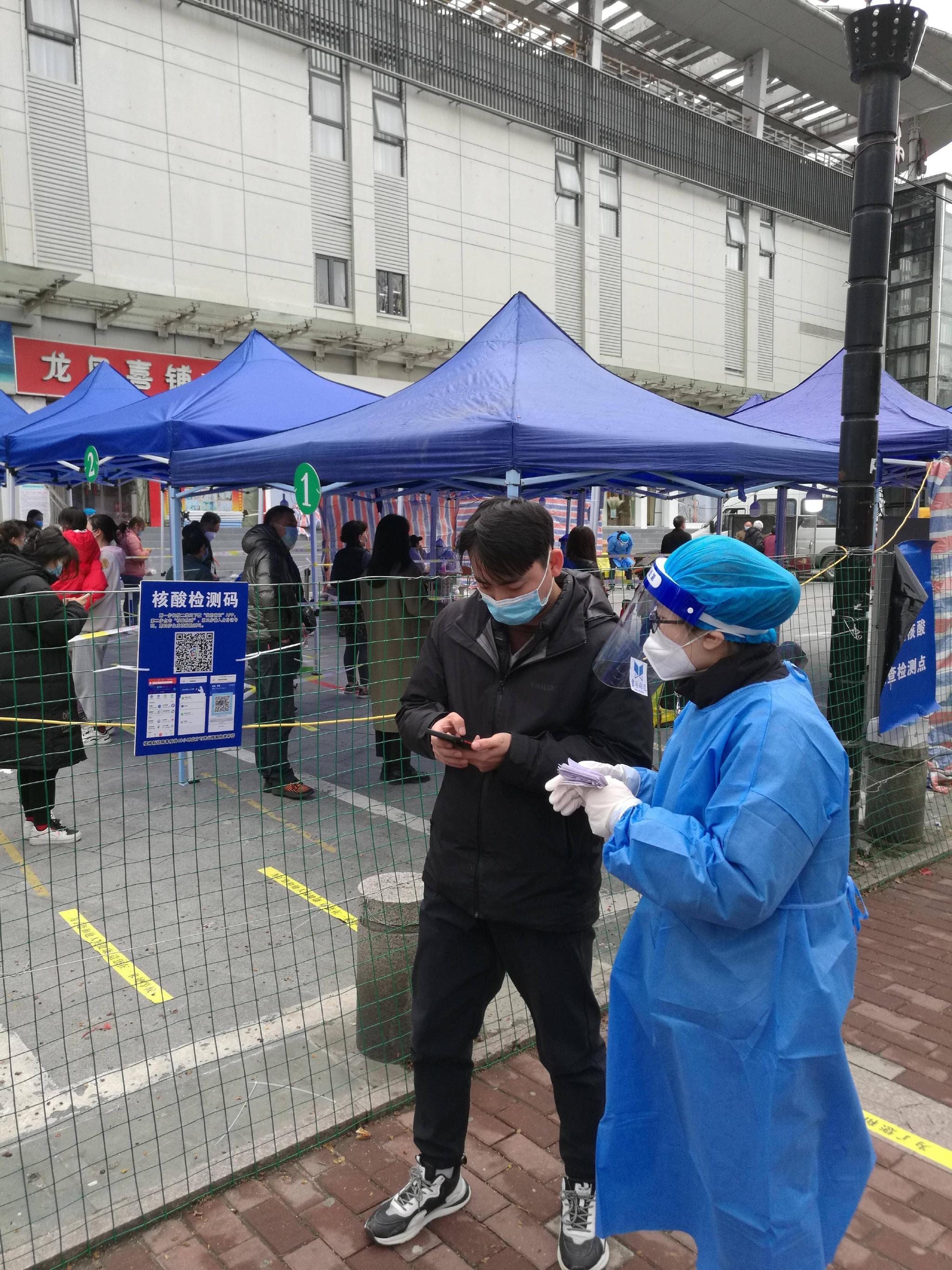 到街道社区去群防群控南京雨花台区检察院志愿者们这样参与防疫