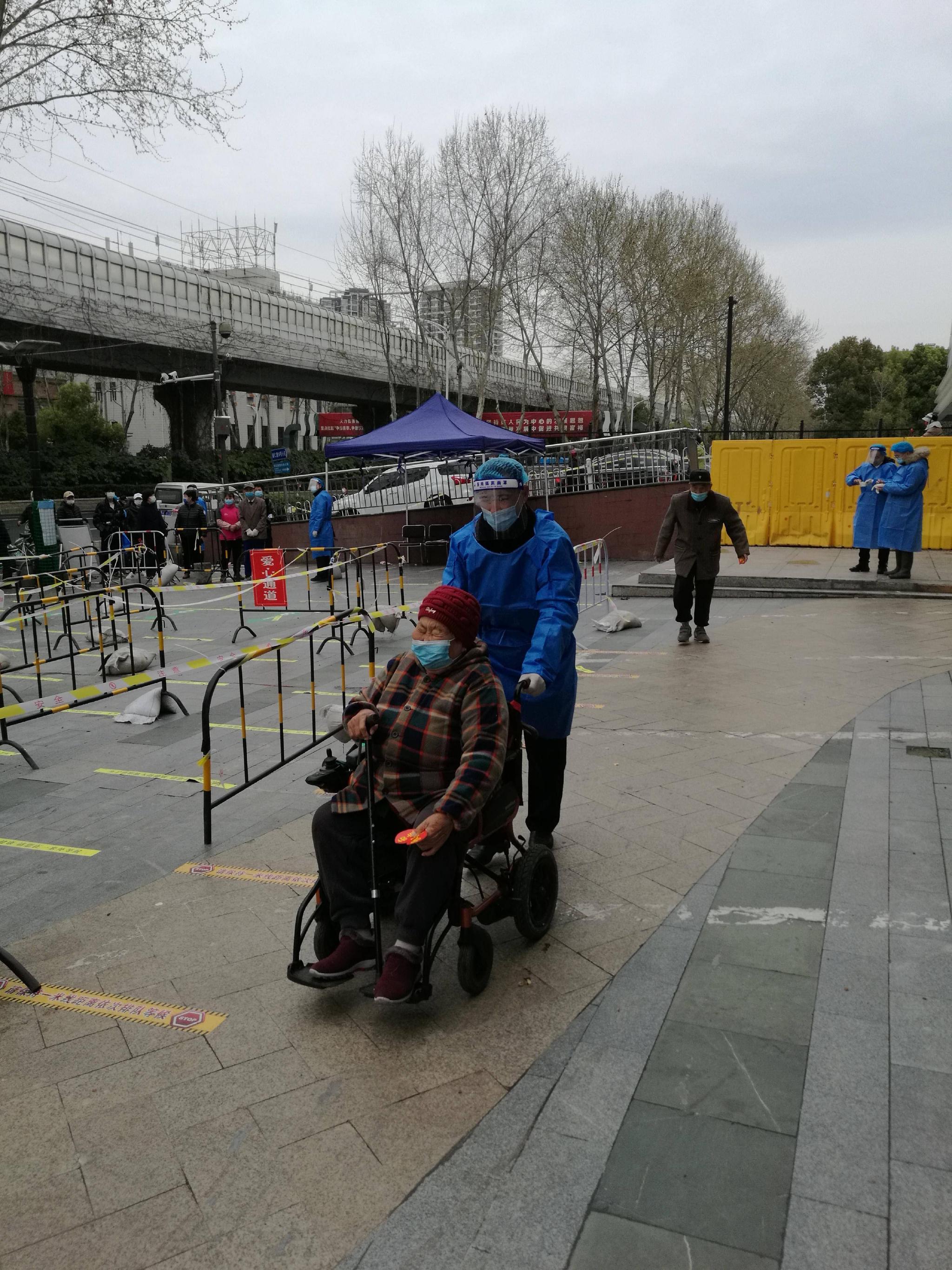到街道社区去群防群控南京雨花台区检察院志愿者们这样参与防疫