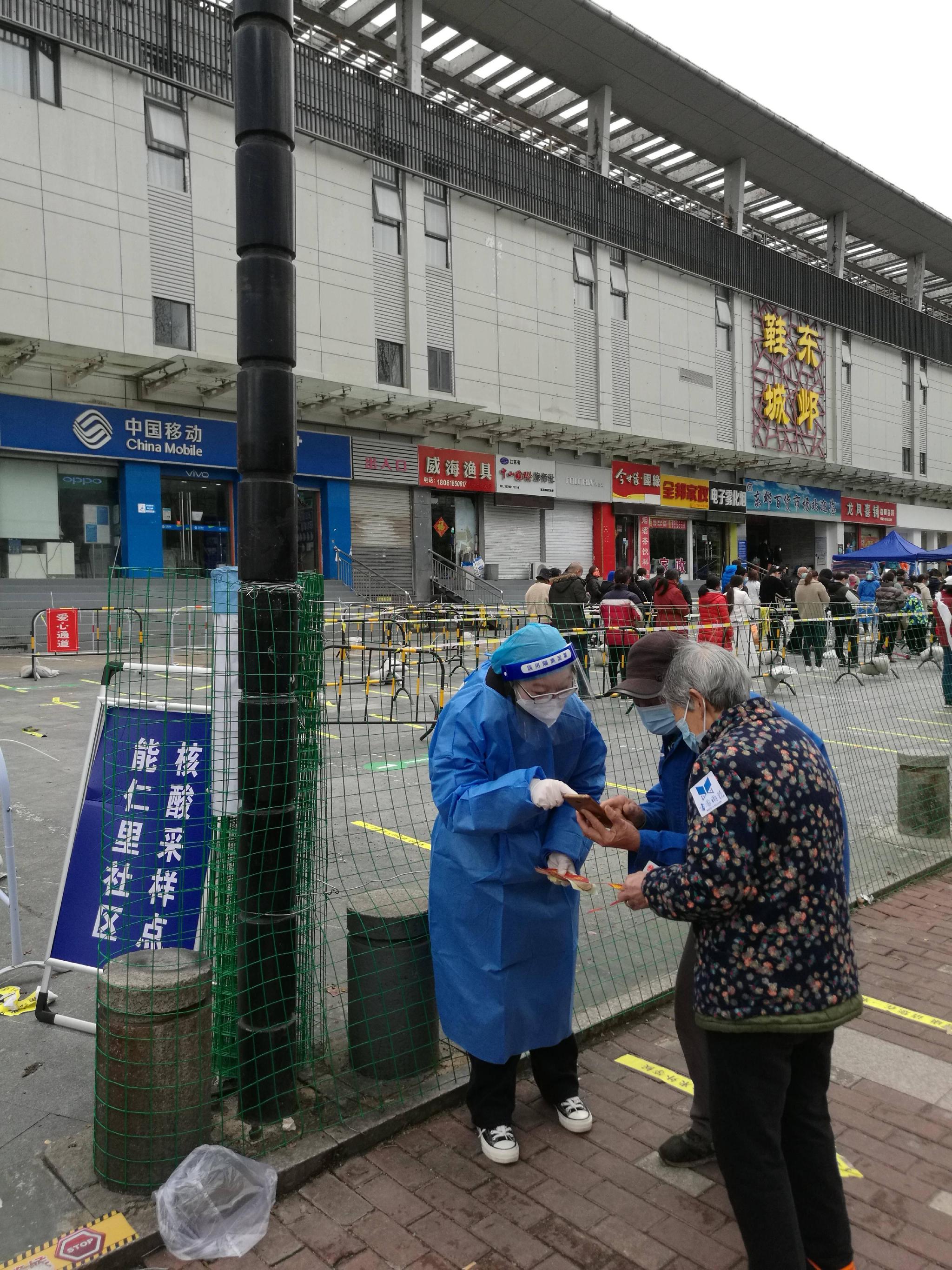 到街道社区去群防群控南京雨花台区检察院志愿者们这样参与防疫