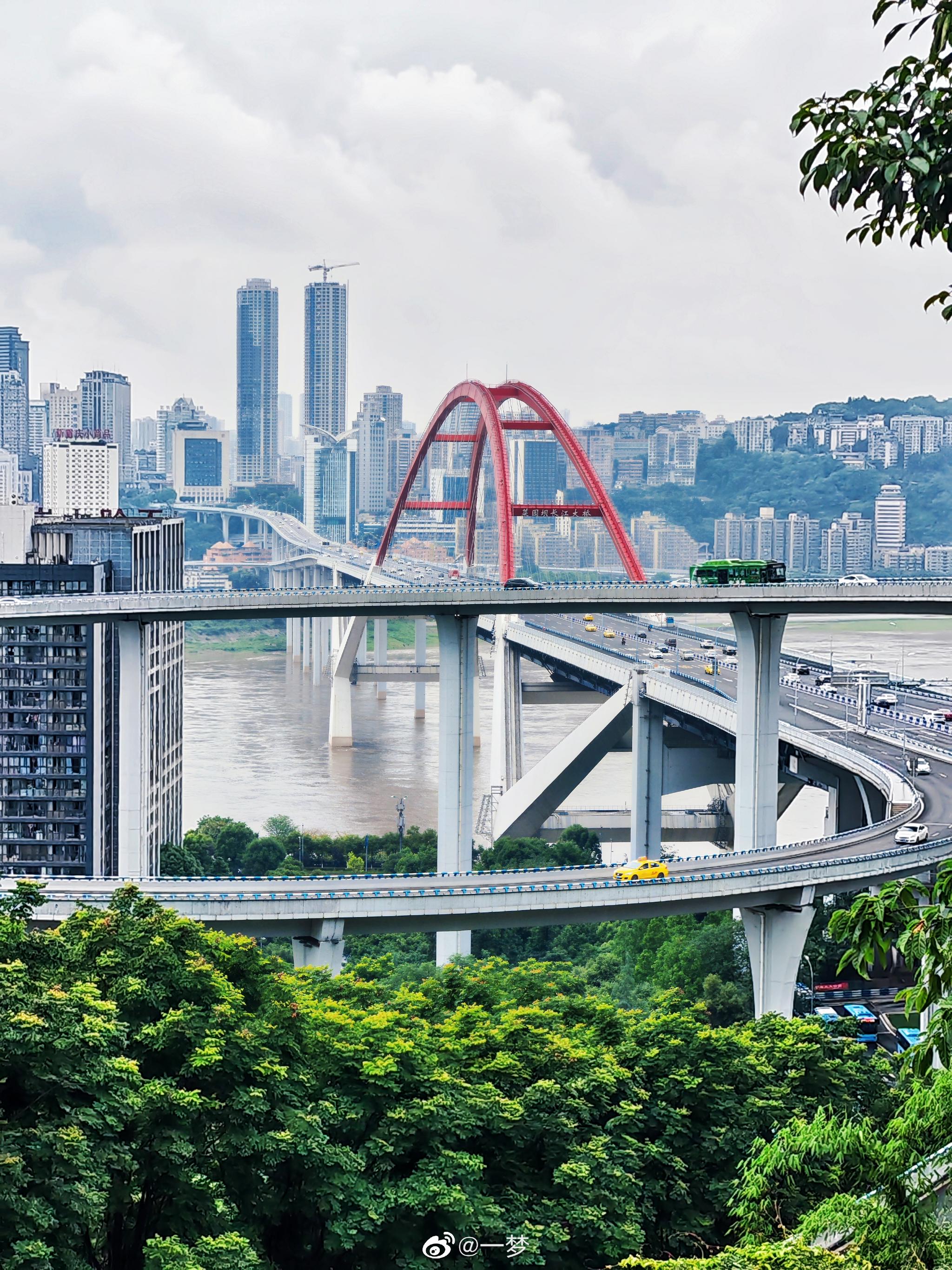 重庆有着魔幻8d城市之称,也是有着上万座桥梁的"桥都"……__财经头条