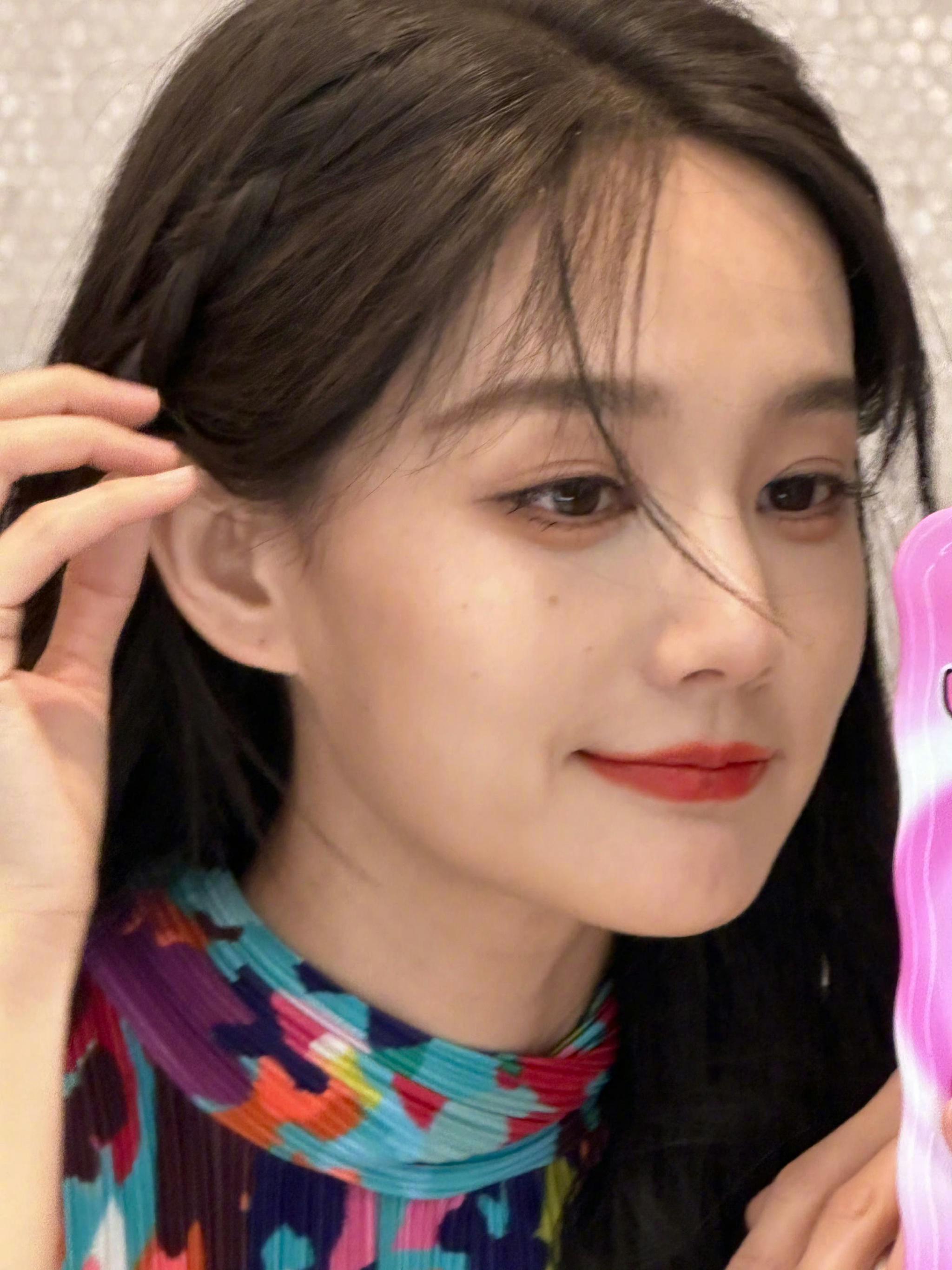 李一桐把调色盘穿身上plog～ 姐姐怼脸拍好美啊,美貌迷人__财经头条