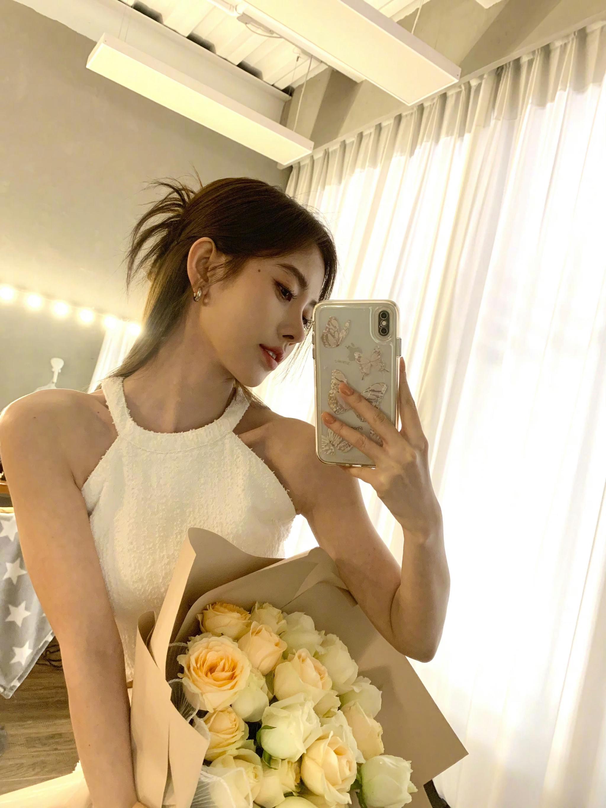 鞠婧祎对镜自拍的模板