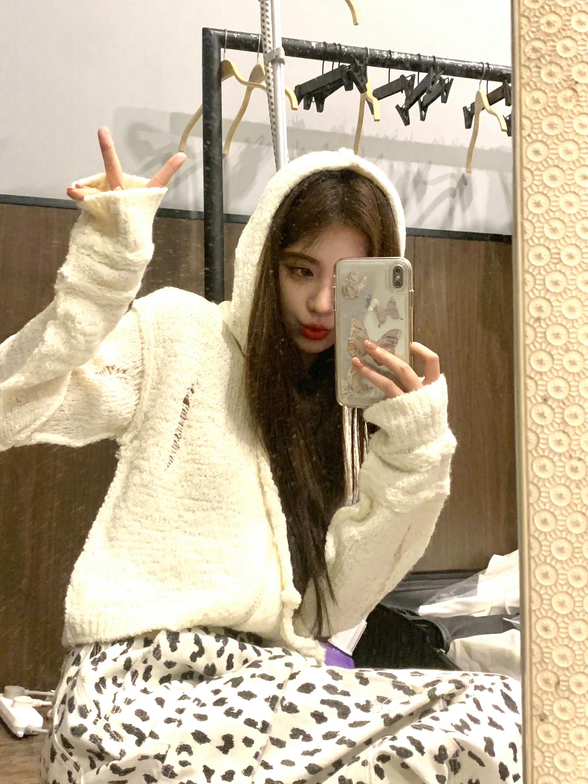 鞠婧祎对镜自拍的模板